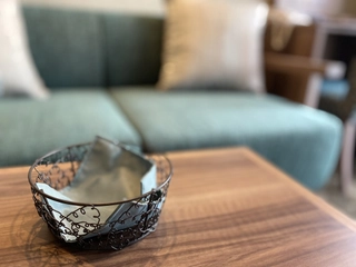 【客室/ヘンゼルとグレーテル】 小物1つ1つにもテーマカラーを添えて。