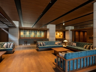 【1階/ロビー】函館港と函館の街並みを思い出させる様な、落ち着いた空間。