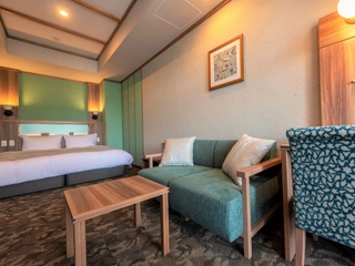 【客室/ヘンゼルとグレーテル】温泉露天風呂付ダブルルーム。ベッドはゆったりとお休みいただける広さ。