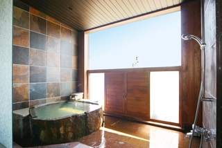 【貸切風呂】…「爽」大きな岩をくりぬき、雄大さをイメージした爽快な空間