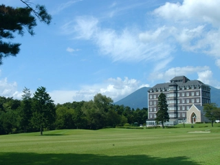 【外観】那須高原の大自然に囲まれた広大な敷地に佇む瀟洒なホテル