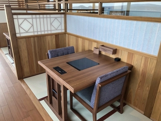 【食事席一例】お席には間仕切りがございますので、安心してお食事をお愉しみ頂けます。