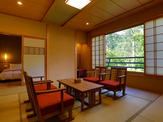 【雲の坐】≪和洋室≫天然温泉露天風呂〈2階〉。和のぬくもりと洋の快適さを兼ね備えた客室。