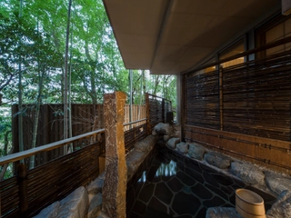 【特別室/48㎡】天然温泉露天風呂(岩風呂)