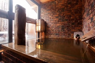 【貸切内風呂】外の景色をご覧いただきながらお愉しみいただけます。