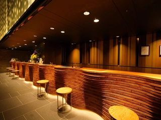 【2階/ロビー】温かみのある木製フロントカウンターでお客様をお迎えいたします。