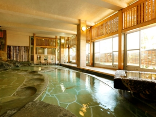 【大浴場:内風呂】「菊風呂」川の流れをイメージした開放感のある大浴場(男女入替制)