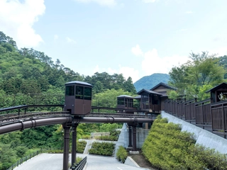 【スロープカー】お手続き後はスロープカーに乗って本館へ。非日常への入り口です