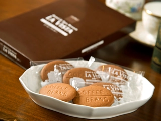 【1階/売店】客室菓子のコーヒークッキーも売店にて販売中。函館ベイの雰囲気と思い出をお持ち帰り頂けます。