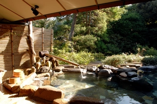 【大浴場:露天風呂(男性)】「朱雀の湯」喧騒から離れたお時間をゆっくりとお過ごし下さいませ