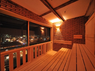 【大浴場/サウナ】美しき夜景を愉しめる乾式サウナ。※深夜1:00~5:00まで休業中。