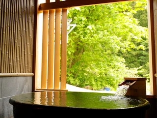 【貸切風呂】自家源泉かけ流しの湯を、無料の貸切風呂で独り占め。空いていれば何度でもご利用頂けます。