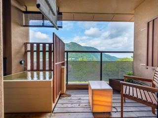 【和洋室45平米】客室露天風呂に浸かり自然を感じることができます。