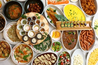 【朝食】バイキング全景:和食・洋食・お子様向けまで種類豊富に季節替わりでご用意しております♪