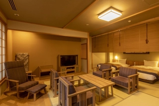 【月の坐】≪和洋室≫天然温泉露天&檜内風呂〈1階〉(一例)。和のぬくもりと洋の快適さを兼ね備えた和洋室。