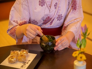 客室にはお部屋菓子とお茶セットをご用意しております。