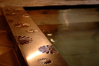 【大浴場：内風呂】「菊風呂」菊の紋章は果たしていくつあるでしょうか？