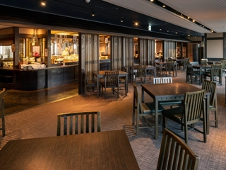 【2階/朝食処-北の番屋-】広々と開放感のある空間。