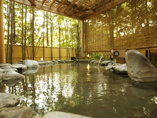 2.【大浴場露天:星の湯】箱根十七湯のうち、小涌谷温泉・宮ノ下温泉の二種源泉を楽しめる。