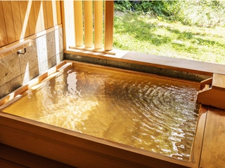 【貸切風呂】「桜雲の湯」…ゆったりと大きな桧の露天風呂。もちろんお湯は自家源泉かけ流しでございます。