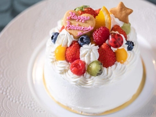 【サービス/有料】生フルーツ盛りのホールケーキ