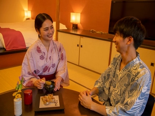 お部屋にはお菓子と抹茶セットをご用意。