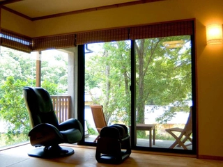 【別邸山の音】全てのお部屋にマッサージチェアをご用意しております。