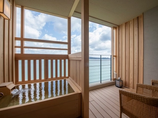 【客室露天風呂一例】七尾湾を望む檜の香る露天風呂で癒しのひと時を