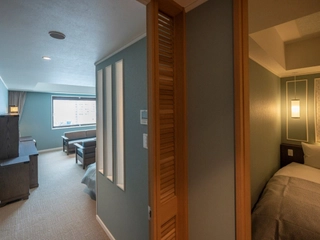 【フォース】リビングにセミダブルベッド2台・寝室にシングルベッド2台を配した間取りとなっております。