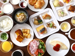 【朝食】種類に富んだ和洋バイキング。