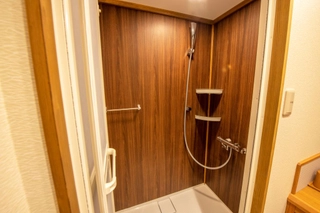 【客室】本館ツイン・デラックスツイン:客室内にシャワールームを完備