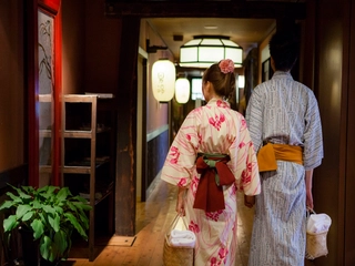 【サービス】館内着として、作務衣以外にも色浴衣をご用意。女性も男性もお好みのデザインでごゆるりと♪