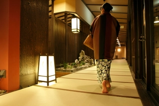 【施設】畳敷きの回廊です。（Please enjoy the feeling of tatami mats.）
