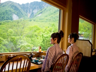 【食事処】朝食は山々を眺めながら頂けるカウンター席がオススメ。