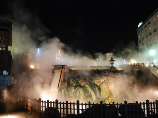 【観光】温泉が流れ落ちる姿は圧巻/The hot spring water falling down moves you