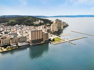 【外観】眼前の七尾湾を望むオーシャンビューの湯宿です!