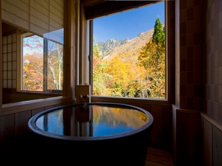 【開放式内風呂】例年10月中旬～下旬にかけて、紅葉をお愉しみいただけます。（秋イメージ）