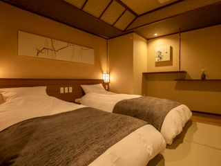【トリプル】寝室にシングルベッド2台・リビングにディベッド1台を配した機能性と快適性を兼ね備えた和洋室タイプの客室。