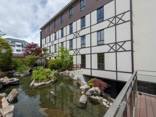 【外観】フロントのテラスからは池をご覧いただけます