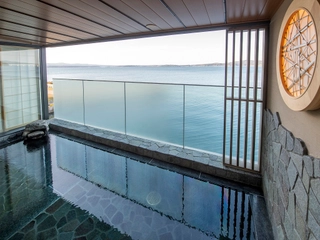 【大湯処】波穏やかな七尾湾と自然豊かな能登島の絶景をご覧いただけます。