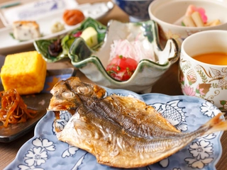 【朝食:和食】選べる和食or洋食 干物や小鉢をお膳でご用意(イメージ)