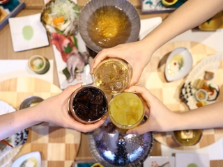 【食事イメージ】みんなで楽しく乾杯♪