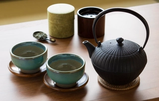 【客室】南部鉄器の急須と陶器の茶器セット