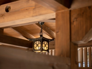 【館内】離れ客室へ続く廊下は、那須塩原の歴史と木の温もりを感じさせる造り