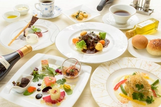 ■夕食■創作フレンチコース。地元の新鮮な食材を使用。(一例)