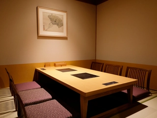 【食事処】「仙楽」…個室の一例。個室席・ブース席・カウンター席とプライベート感のあるお席をご用意。