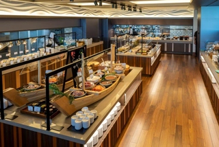 【朝食】広々としたバイキングレーンでは和洋多彩なメニューをご用意。