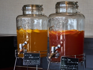 【大浴場/女性脱衣所-パウダールーム-】美容ドリンクは無料サービスでご用意。※18:00~無くなり次第終了。