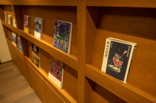 【らいぶらりー 花霞】より充実したご滞在となりますよう、様々な読み物をご用意しております。