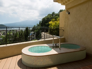 【男性大浴場】露天風呂からは富士山を望むことができます。